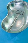 Комплект стерильных медицинских инструментов в серебряном подносе, крупный план — стоковое фото