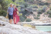 Couple se promenant sur les rochers par la mer, Majorque, Espagne — Photo de stock
