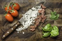 Gehackte Zwiebel und Schinken mit Tomaten und Kräutern — Stockfoto