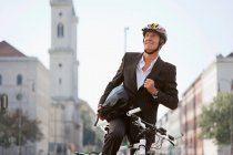 Geschäftsmann mit Fahrrad auf der Stadtstraße — Stockfoto