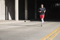 Молодий бігун чоловічої статі біжить з міського метро — стокове фото