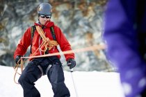 Alpinista discesa montagna innevata — Foto stock