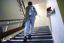 Junge College-Studentin steigt Treppe hinauf — Stockfoto