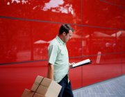 A courier delivers parcels — Stock Photo