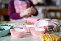 Nahaufnahme von Cupcake Wrappers auf dem Tisch in der Küche — Stockfoto