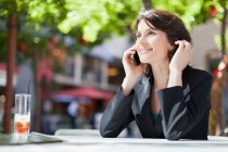 Mujer de negocios hablando por teléfono celular - foto de stock