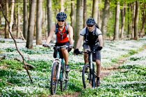 Couple mountain biking together — Stock Photo