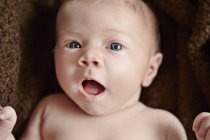 Retrato de bebê olhando para a câmera — Fotografia de Stock