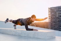 Mittlerer erwachsener Mann beim Training im Freien, in Yogaposition — Stockfoto