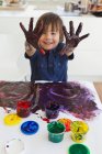 Boy doigt peinture sur papier — Photo de stock