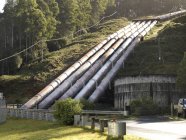 Tuberías industriales hidroeléctricas en la central hidroeléctrica de Tasmania - foto de stock