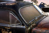 Carro vintage no quintal sucata — Fotografia de Stock