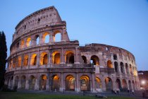 Kolosseum in Rom mit klarem Abendhimmel im Hintergrund, Italien — Stockfoto