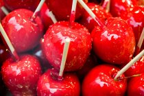 Rote leckere leuchtende Bonbonäpfel — Stockfoto