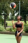 Жінка грає в баскетбол на корті — стокове фото
