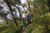 Молодая пара, прогуливающаяся в прибрежном лесу, Сплит, Далмация, Хорватия — стоковое фото