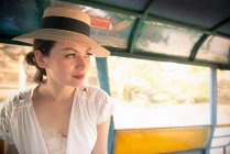 Жінка в капелюсі на рикшоу — стокове фото