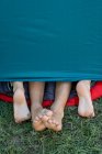 Duas pessoas pés saindo da tenda — Fotografia de Stock