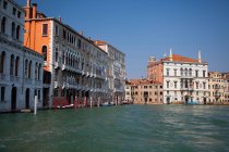 Verzierte Gebäude am Kanal von Venedig tagsüber, Italien — Stockfoto