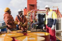 Trabalhadores a falar sobre plataformas petrolíferas — Fotografia de Stock