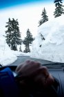 Hombre conduciendo en camino despejado en la nieve - foto de stock