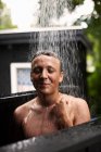 Adolescente ragazzo doccia all'aperto — Foto stock