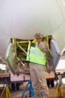 Trabajador aeronáutico comprobando avión - foto de stock