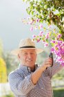 Homme plus âgé jardinage en plein air — Photo de stock