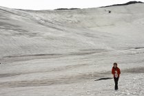 Девушка ходит по снежному пейзажу — стоковое фото