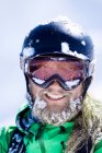 Close up de esquiador com rosto coberto de neve — Fotografia de Stock