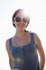 Donna in occhiali da sole sorridente, concentrarsi sul primo piano — Foto stock