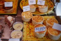 Produtos de pastelaria e tartes para venda — Fotografia de Stock
