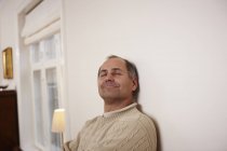 Älterer Mann entspannt sich zu Hause — Stockfoto