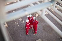 Trabajadores hablando en la refinería de petróleo - foto de stock