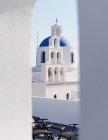 Vista lejana de la Iglesia, Oia, Santorini, Grecia - foto de stock