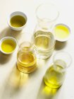 Бутылки и миски оливкового масла — стоковое фото
