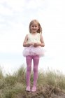 Retrato de menina vestindo tutu em dunas — Fotografia de Stock