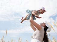 Женщина играет с дочерью на открытом воздухе — стоковое фото