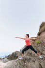 Mulher madura exercitando em rochas — Fotografia de Stock