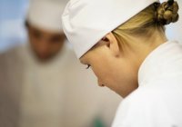 Perfil de una chef trabajando - foto de stock