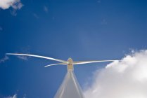 Вид вітрових турбін — стокове фото