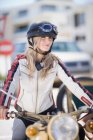 Frau fährt Motorrad — Stockfoto