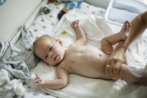 Mães mão segurando cuidadosamente bebê filhos perna — Fotografia de Stock
