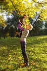 Madre e figlio che giocano nel parco — Foto stock