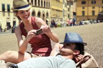 Пара розслабляє, Палаццо Пітті, Флоренції, Тоскана, Італія — стокове фото