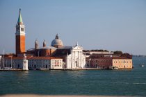 Багато прикрашений будівель на каналу Венеції — стокове фото