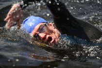 Триатлонист плавает в воде — стоковое фото