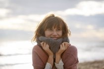 Mujer con la cabeza abierta mirando hacia otro lado sonriendo - foto de stock