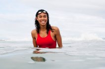 Schwimmer mit Schutzbrille im Wasser — Stockfoto