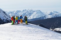 Группа лыжников, стоящих в Кухтае, Тироль, Австрия — стоковое фото